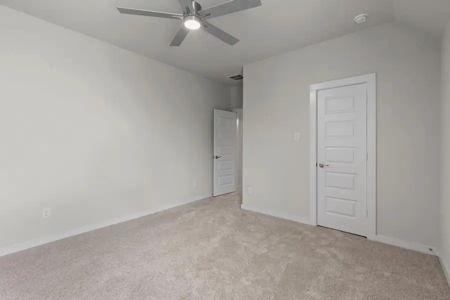 Spacious, unfurnished interior of a new home in Barton Creek Ranch, Conroe (Image 11).