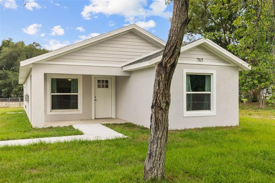 Exterior details and patio area of a home in , Bartow (Image 22).