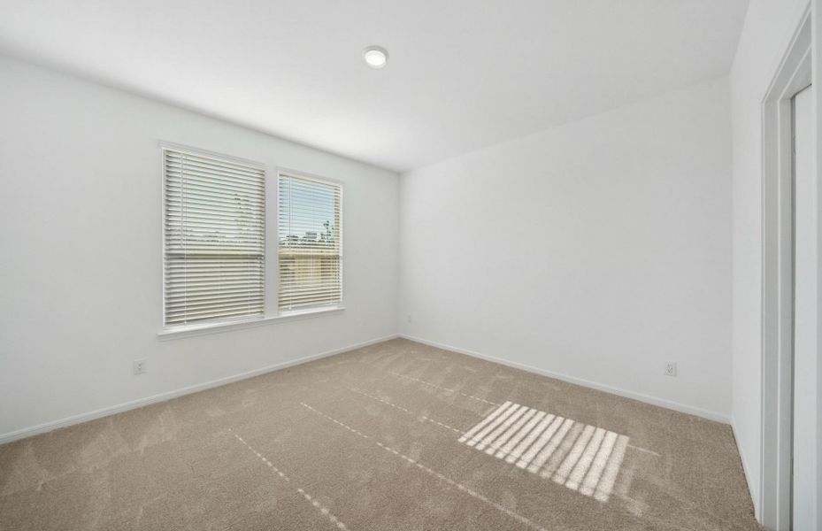 Spacious, unfurnished interior of a new home in The Pines At Seven Coves, Conroe (Image 10).