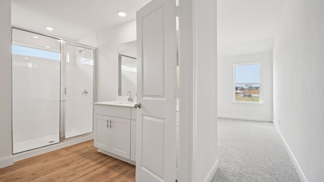 Spacious, unfurnished interior of a new home in Railhead, Cedar Creek (Image 28).