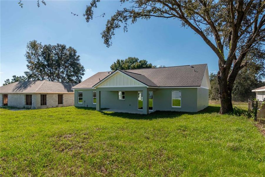 Exterior details and patio area of a home in , Dunnellon (Image 24).