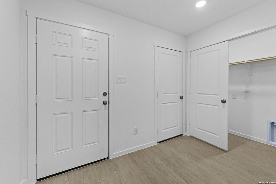 Spacious, unfurnished interior of a new home in Spring Grove, San Antonio (Image 14).