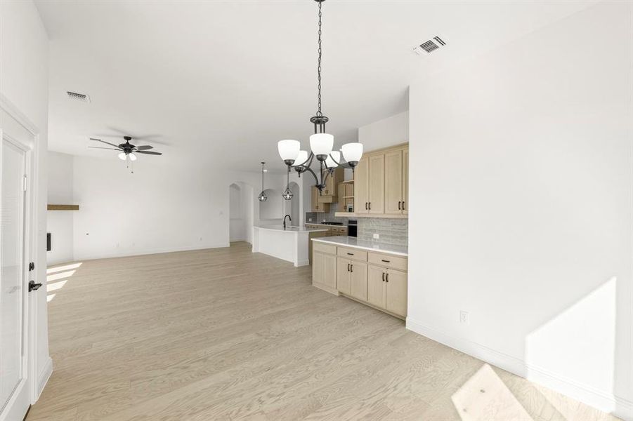 12. 610 Tenor - Dining (2) 12. 610 Tenor - Dining (2)