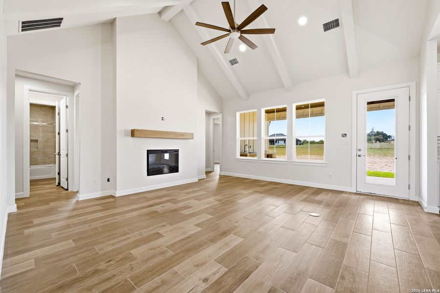 Spacious, unfurnished interior of a new home in , Floresville (Image 22).