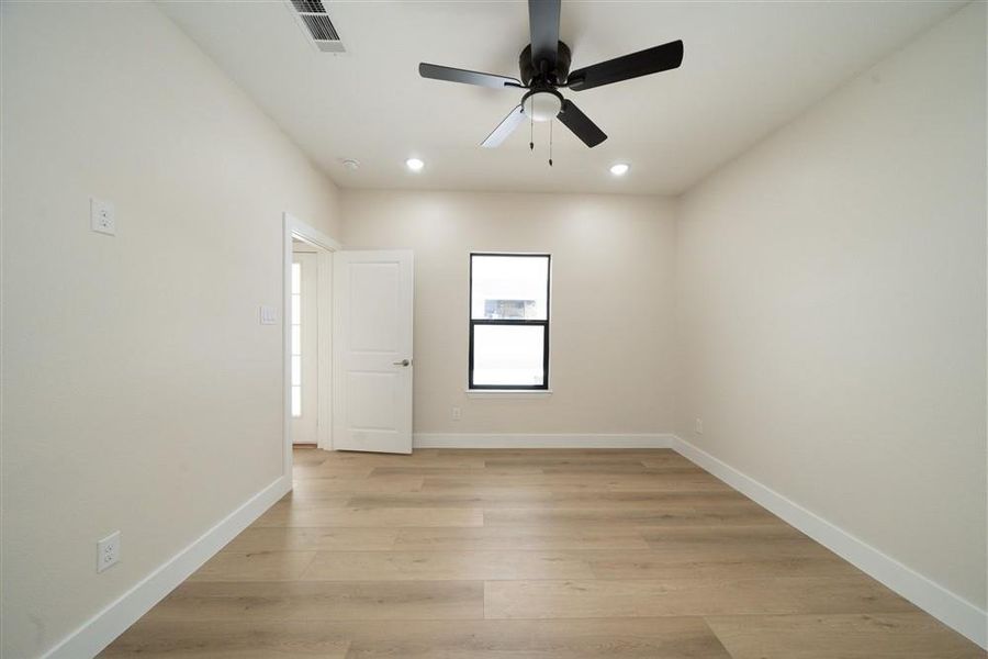Spacious, unfurnished interior of a new home in , Dallas (Image 26).