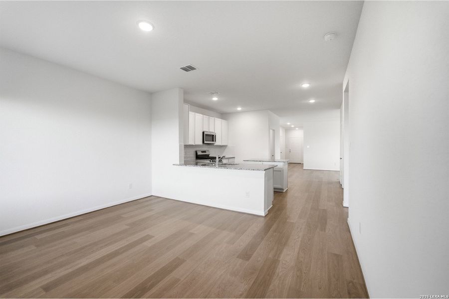 Spacious, unfurnished interior of a new home in Garden Grove, San Antonio (Image 26).