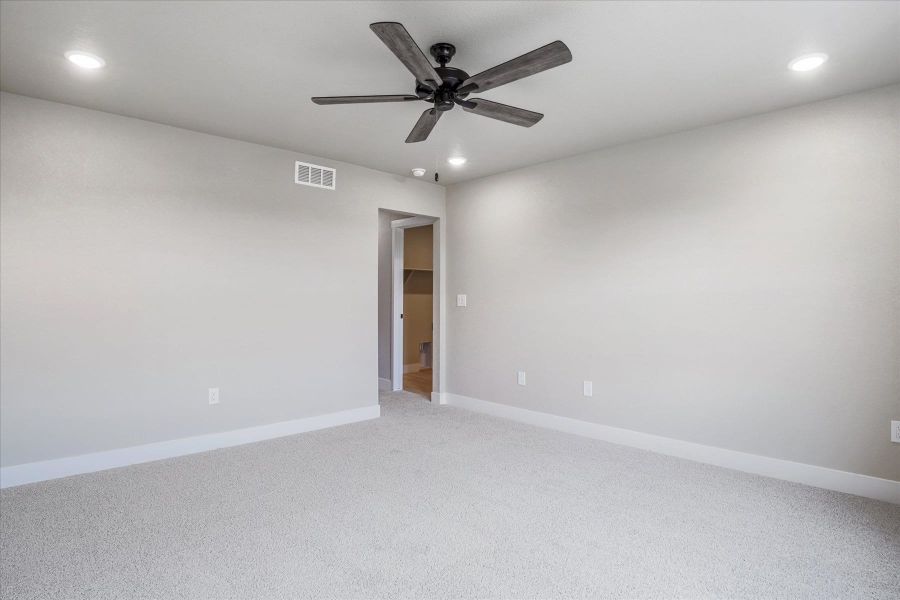 Spacious, unfurnished interior of a new home in Aspen Meadows-4, Colorado Springs (Image 33).