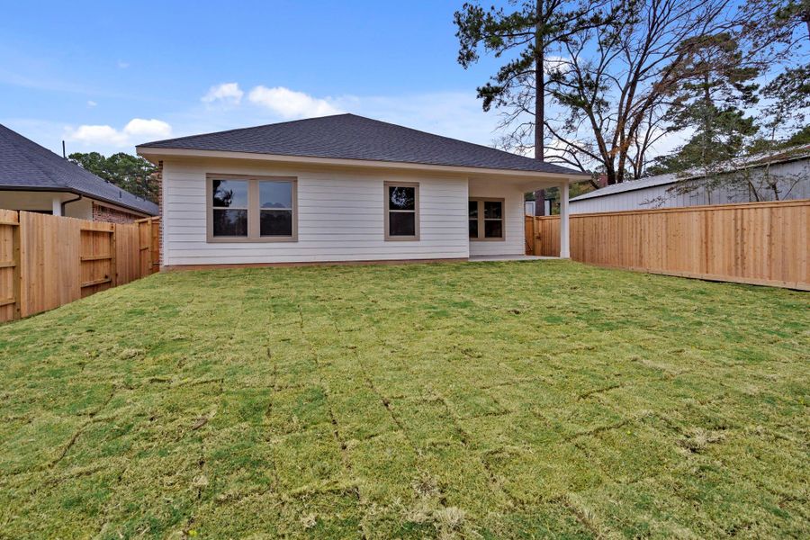 Exterior details and patio area of a home in Westridge Cove 40', Conroe (Image 4).