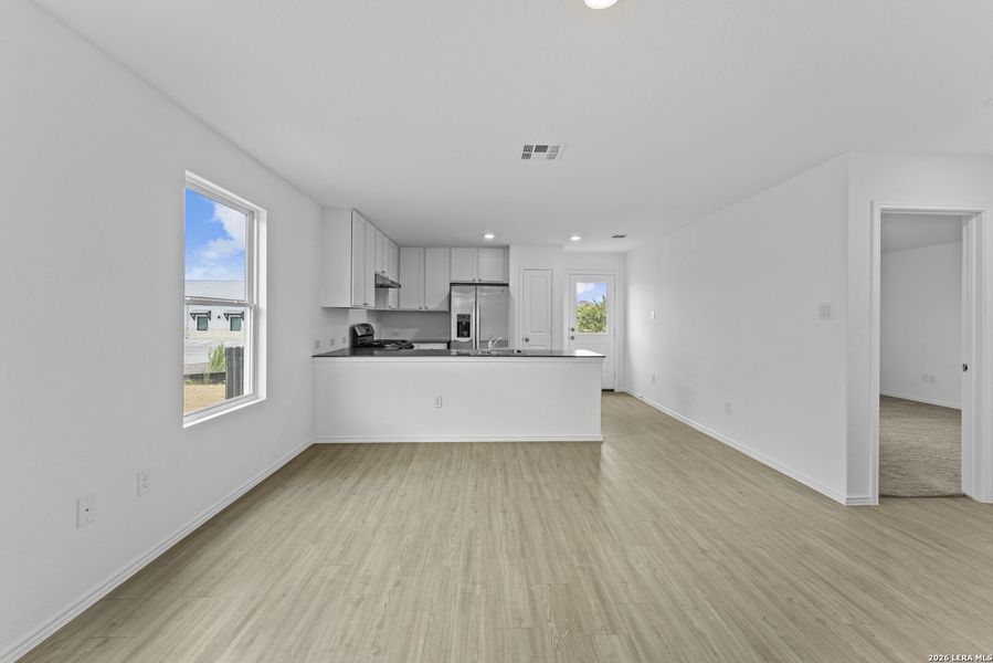 Spacious, unfurnished interior of a new home in , San Antonio (Image 10).