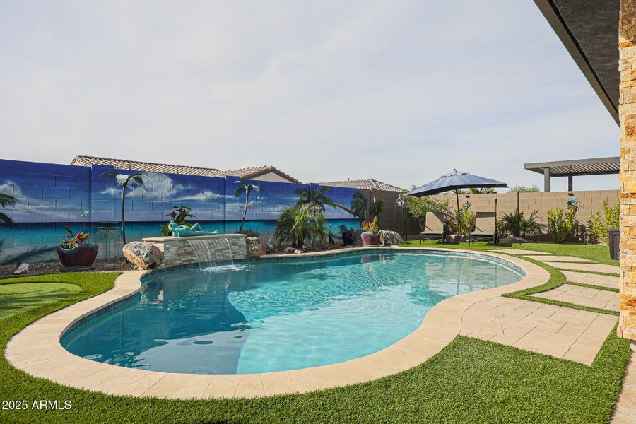 Sparkling Pool w/ Water Feature