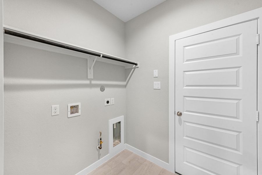 Spacious, unfurnished interior of a new home in Barton Creek Ranch, Conroe (Image 29).