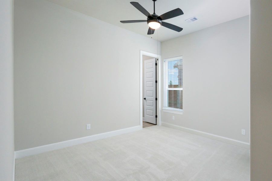 Spacious, unfurnished interior of a new home in Sierra Vista, Iowa Colony (Image 14).