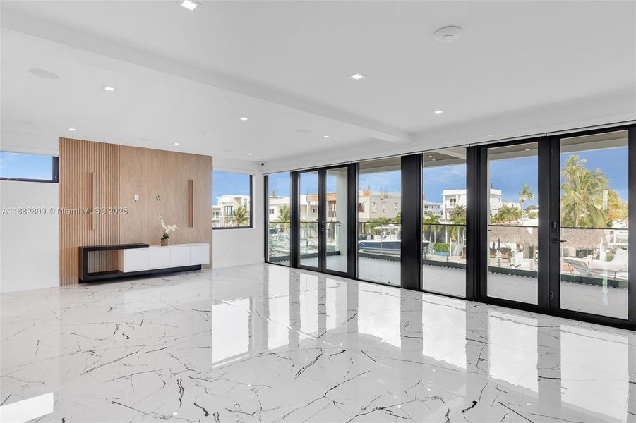 Spacious, unfurnished interior of a new home in , Key Largo (Image 40).