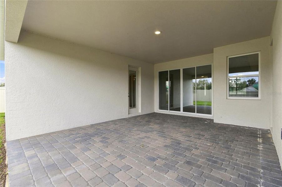 Exterior details and patio area of a home in Willow Run, Apopka (Image 17).