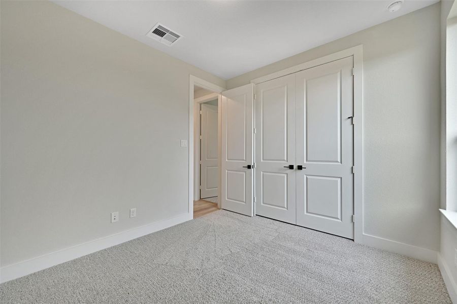 Spacious, unfurnished interior of a new home in Lago Mar, Texas City (Image 34).