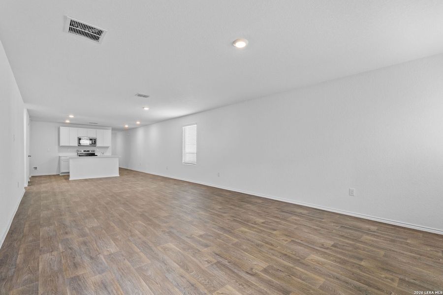 Spacious, unfurnished interior of a new home in Stonehill, San Antonio (Image 33).