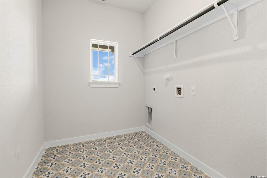 Spacious, unfurnished interior of a new home in Alamo Estates, San Antonio (Image 25).