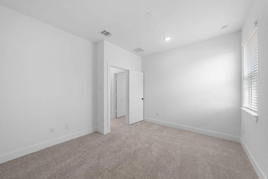Spacious, unfurnished interior of a new home in Sienna, Missouri City (Image 31).
