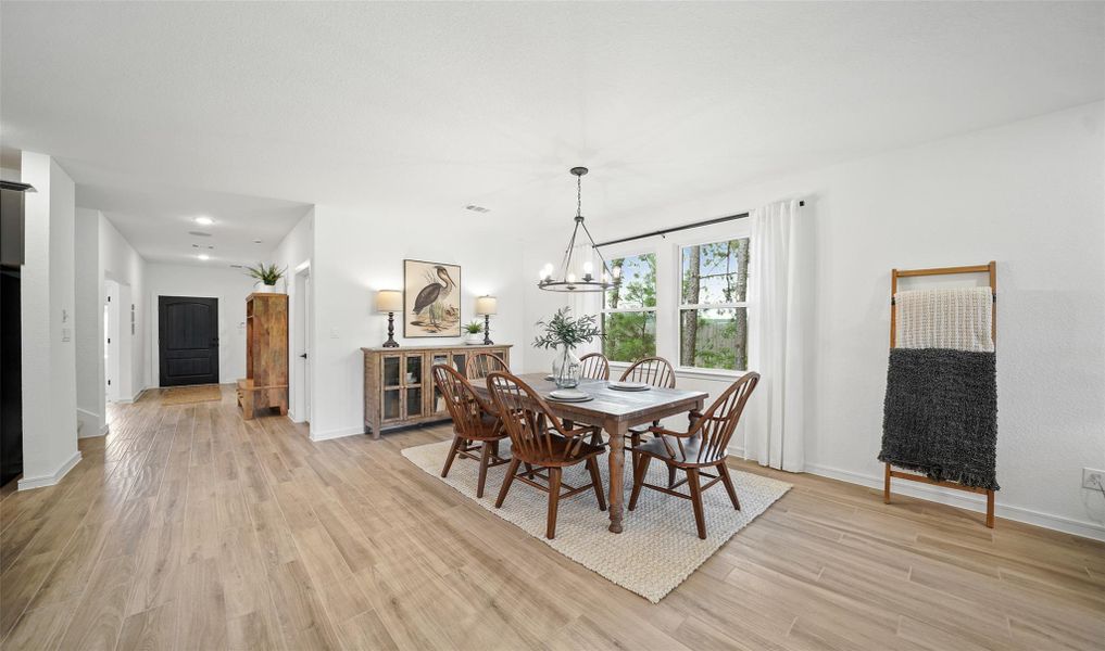 Sun-lit dining area (*Photo not of actual home and used for illustration purposes only.) Sun-lit dining area (*Photo not of actual home and used for illustration purposes only.)