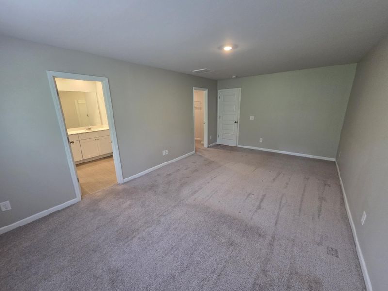 Spacious, unfurnished interior of a new home in , Charleston (Image 11).
