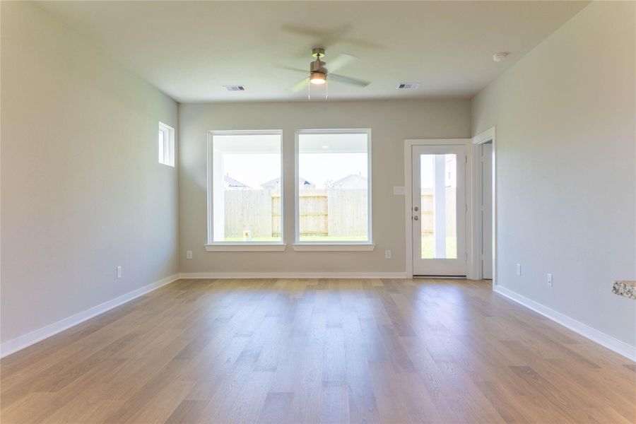 Spacious, unfurnished interior of a new home in La Segarra 40', Brookshire (Image 15).