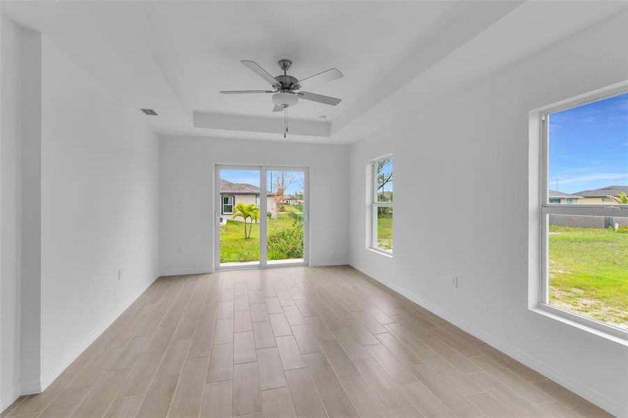Spacious, unfurnished interior of a new home in , Cape Coral (Image 17).