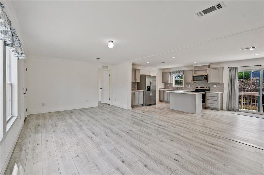Spacious, unfurnished interior of a new home in , North Fort Myers (Image 15).