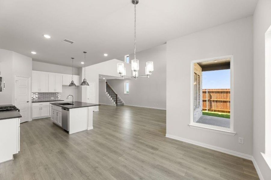 32. 252 Bright Alcove - Dining (2) 32. 252 Bright Alcove - Dining (2)