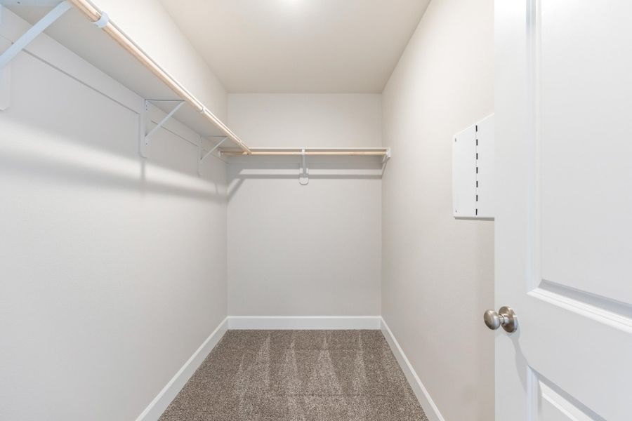 Spacious, unfurnished interior of a new home in IronHorse, Prineville (Image 22).