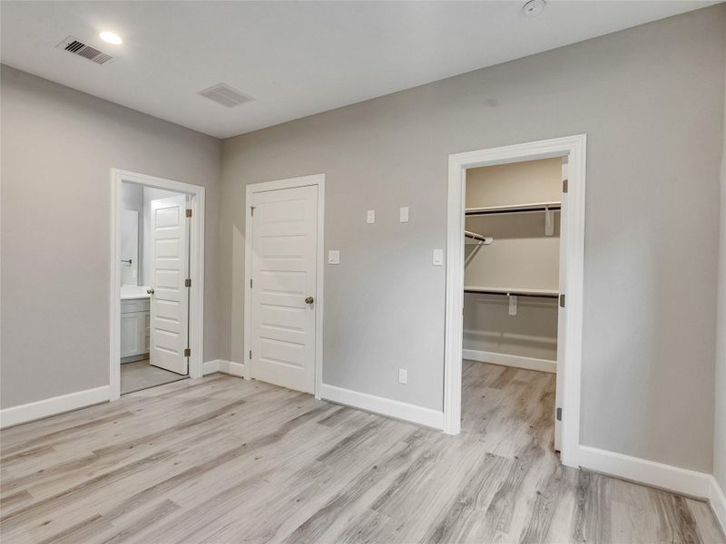 Guest bedroom with bathroom and closet entry - First floor