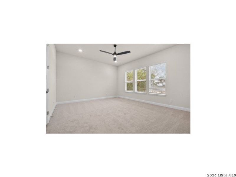 Spacious, unfurnished interior of a new home in Cibolo Crossing, Universal City (Image 11). Spacious, unfurnished interior of a new home in Cibolo Crossing, Universal City (Image 11).