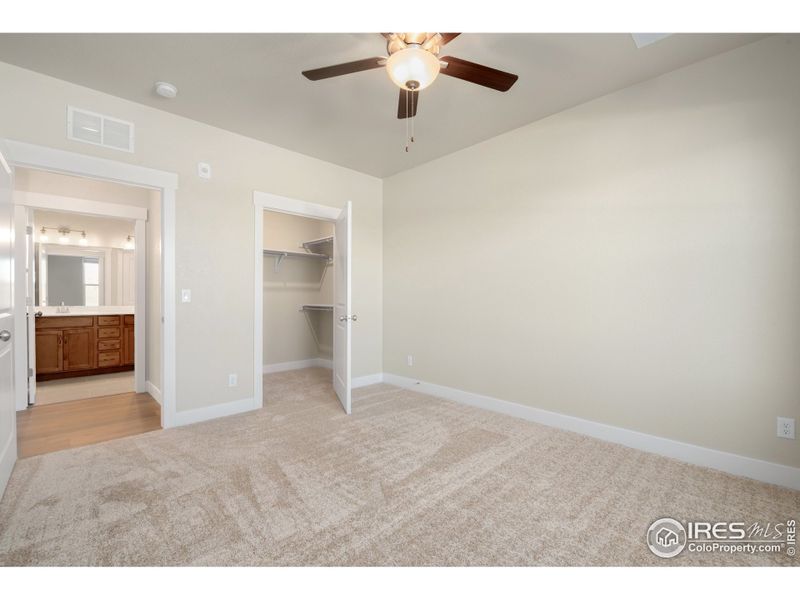 Primary bedroom w/ ceiling fan