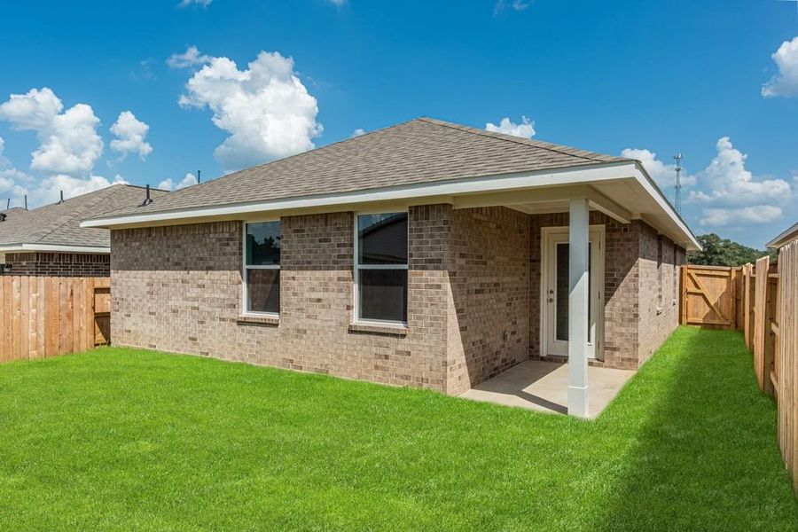 Exterior details and patio area of a home in Stonebrooke, Conroe (Image 16).