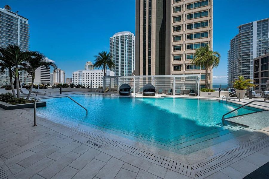 Condo located in St. Petersburg, FL showcasing its design and architecture (Image 28).