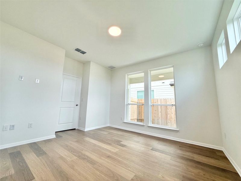 Spacious, unfurnished interior of a new home in Porter Country, Buda (Image 13).