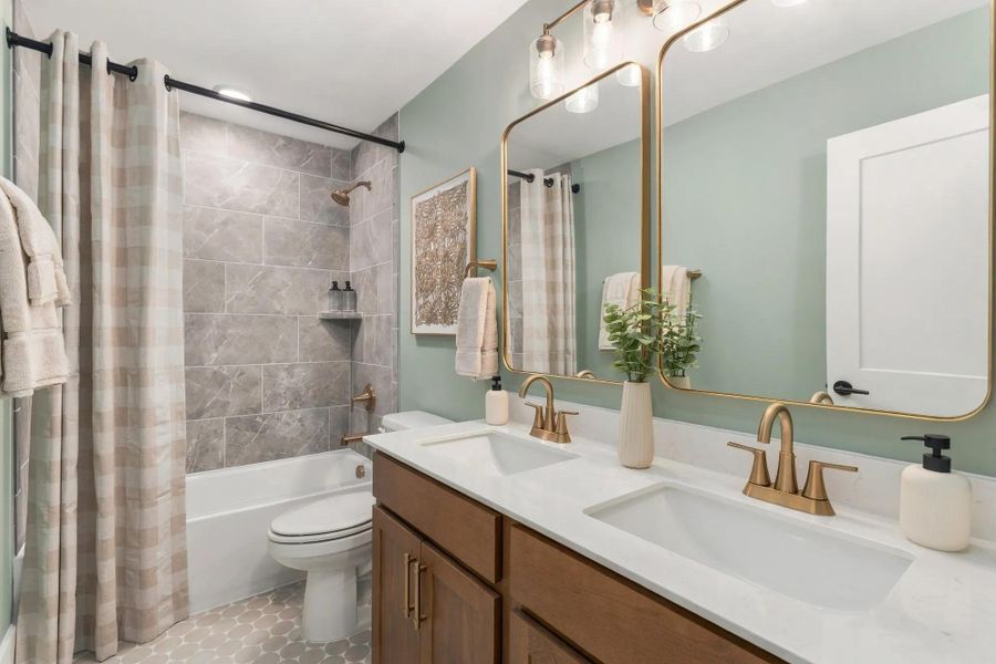 Wellsley Full Bathroom