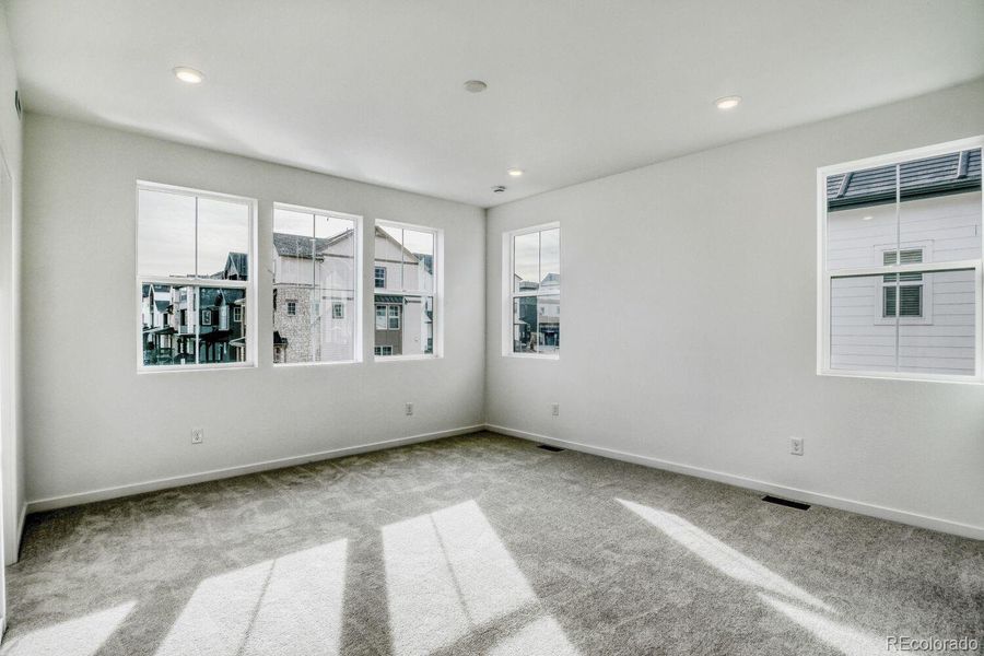 Spacious, unfurnished interior of a new home in Sterling Ranch, Littleton (Image 6).