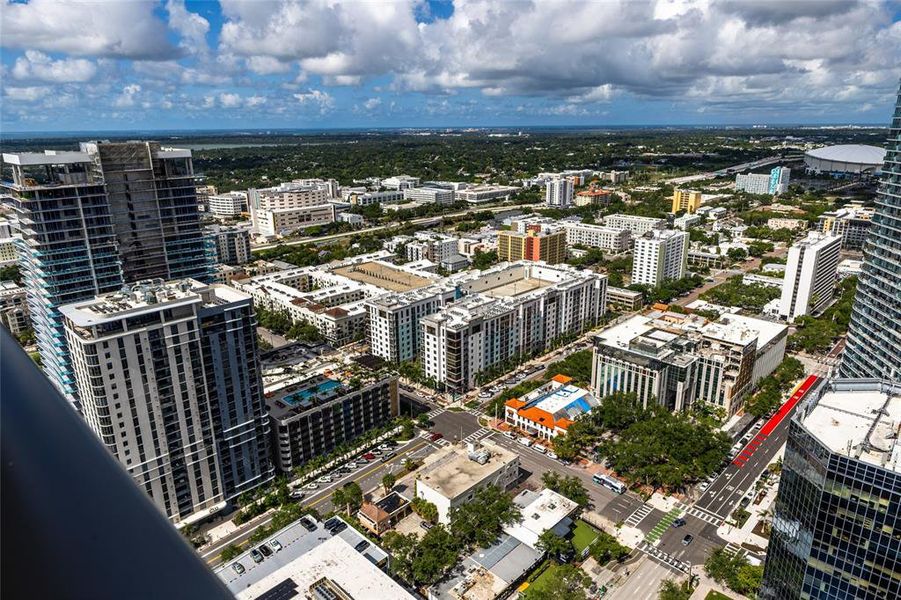 Condo located in St. Petersburg, FL showcasing its design and architecture (Image 3).