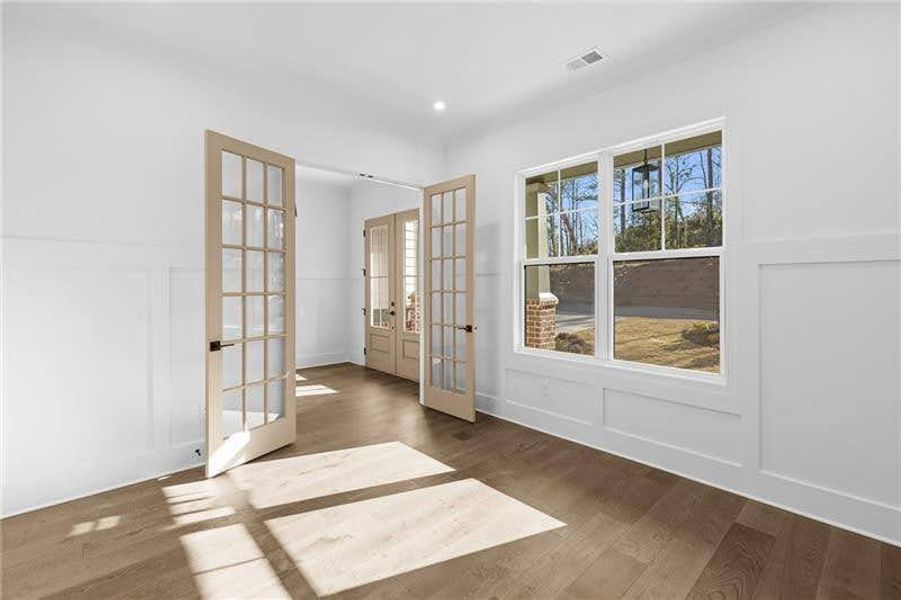 Spacious, unfurnished interior of a new home in Livingstone Park, Kennesaw (Image 27).