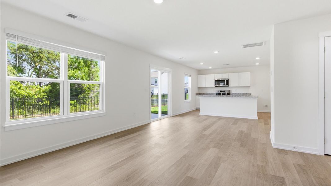 Spacious, unfurnished interior of a new home in Oak Hill, Vonore (Image 22).