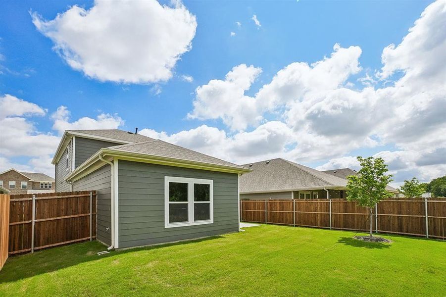 Exterior details and patio area of a home in Ambergrove, Royse City (Image 20).