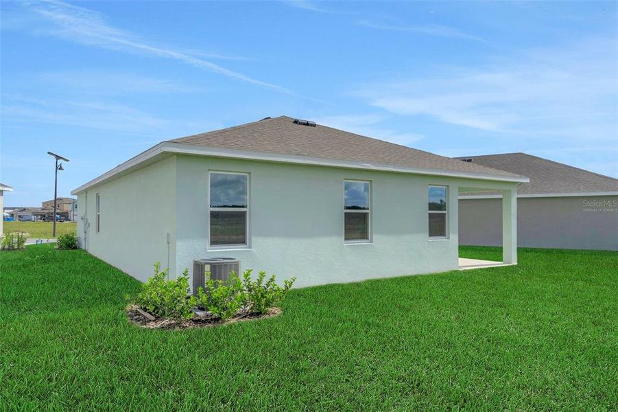 Exterior details and patio area of a home in Reserve at Hammock Oaks, Lady Lake (Image 4).