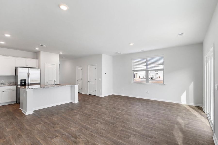Spacious, unfurnished interior of a new home in Carolina Groves, Moncks Corner (Image 11).