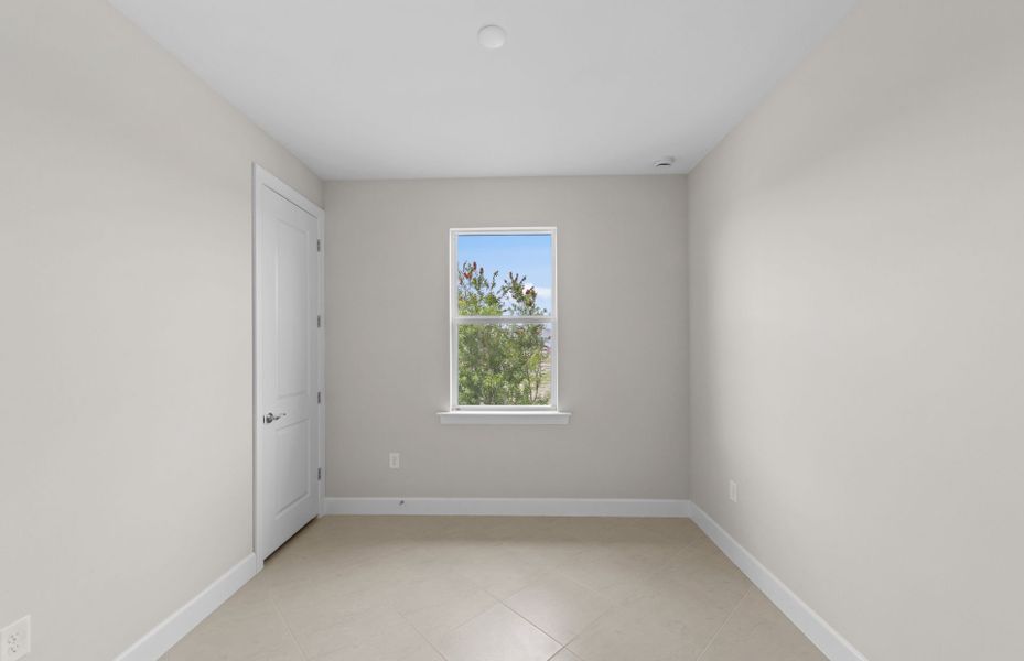 Spacious, unfurnished interior of a new home in Del Webb Oak Creek, North Fort Myers (Image 10).