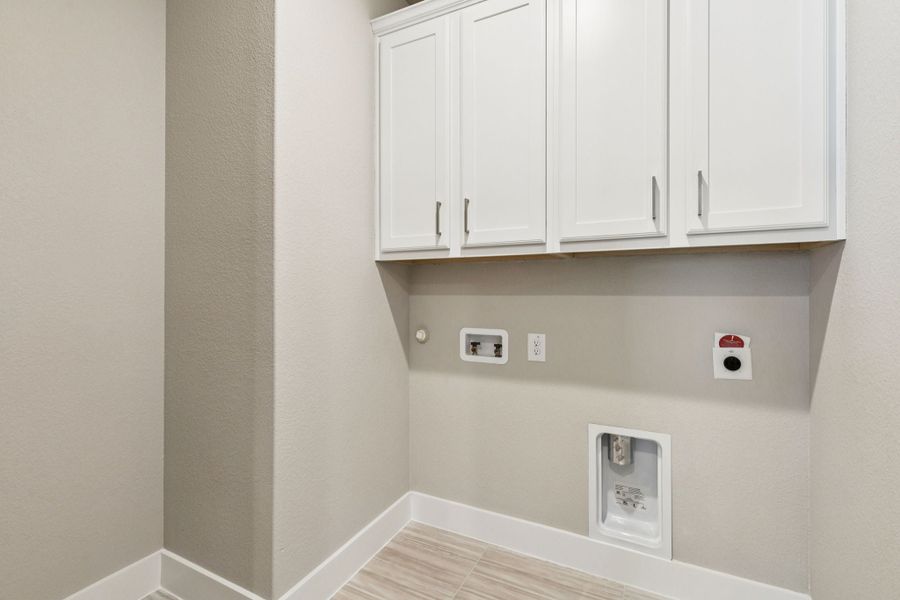 Spacious, unfurnished interior of a new home in Painted Tree Woodland West, McKinney (Image 30).