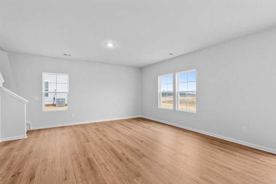 Spacious, unfurnished interior of a new home in Fieldstone, Lexington (Image 15).