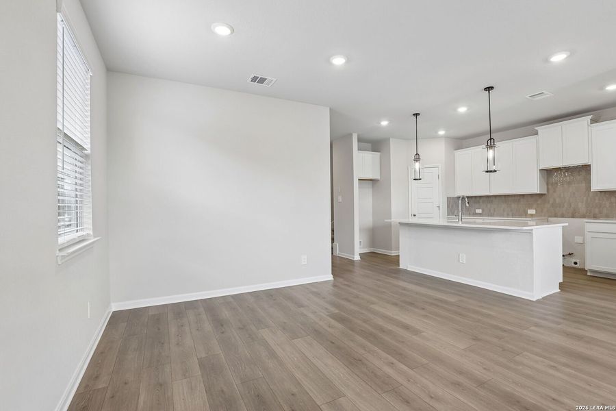 Spacious, unfurnished interior of a new home in Thomas Pond, San Antonio (Image 49).
