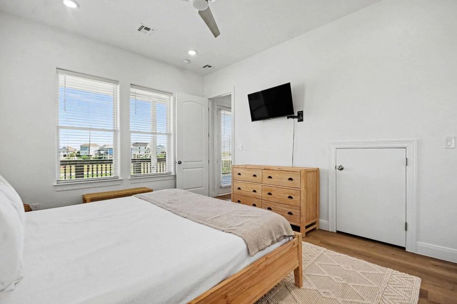Furnished interior view inside a new home in , Galveston (Image 27).