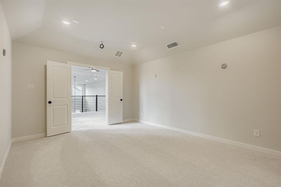 Spacious, unfurnished interior of a new home in Wildridge, Oak Point (Image 26).