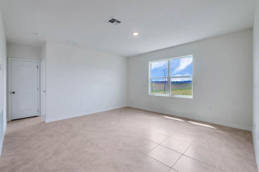 Spacious, unfurnished interior of a new home in Timberwalk, Mount Dora (Image 14).